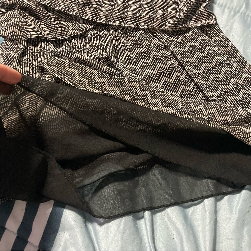 New York And Co Sleeveless Zig Zag Pattern Black White Stretch Top Size M. - Picture 5 of 7